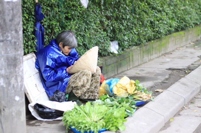 Bà Tuyết đã 79 tuổi, không chồng con cũng không có bà con, chỉ có gánh hàng giúp bà sống qua từng ngày. (Ảnh: Phùng Hà)