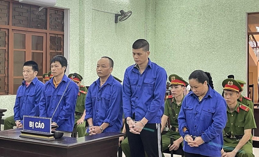 Các bị cáo tàng trữ ma túy hầu tòa. (Ảnh: Báo Cao Bằng).