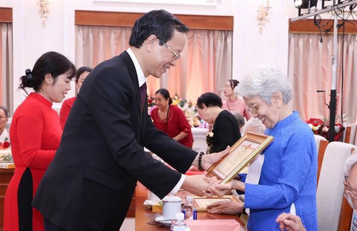 Thứ trưởng Thường trực Phạm Ngọc Thưởng trao tặng vinh danh các nhà giáo đi B. (Ảnh: Bộ GD&ĐT)