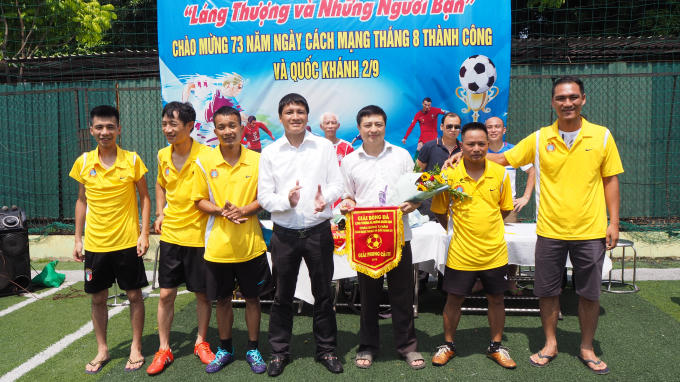 Ông Nguyễn Anh Tuấn - Trưởng Công an phường Láng Thượng trao giải phong cách cho đội Tòa án quận Đống Đa.