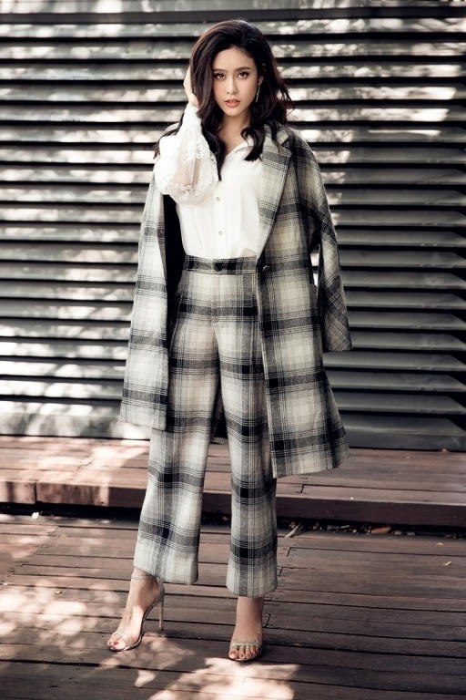 Con trai Sushi của Trương Quỳnh Anh cùng tạo dáng sành điệu bên mẹ