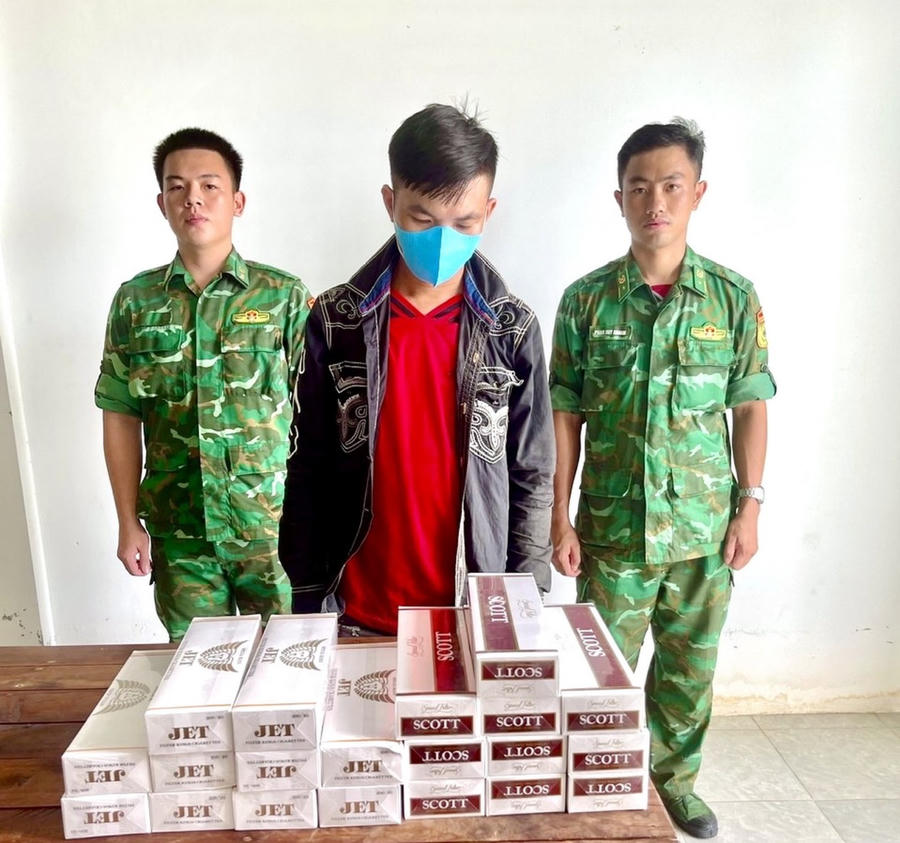 Tổ công tác Đồn Biên phòng Tân Tiến tiến hành tạm giữ các bao thuốc lá nhập lậu.