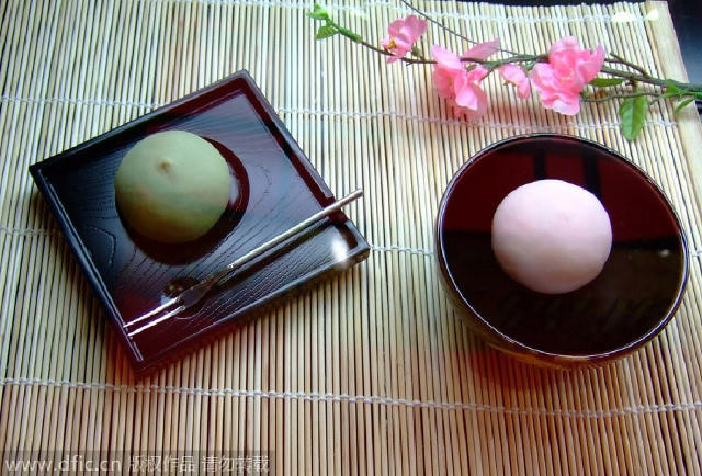 Bánh Tsukimi Dango (Nhật Bản) là món bánh dùng để mừng ngày lễ Trung thu. Bánh có hình dáng khá giống món bánh trôi của Việt Nam. Bánh có lớp vỏ dẻo và phần nhân thường là đậu đỏ, đậu xanh. Bánh thể hiện một sự trọn vẹn, đầm ấm, mang ý nghĩa tạ ơn trời phật đã cho một mùa bội thu. Người Nhật thường xếp bánh thành hình như khối kim tự tháp, để trước nhà để dâng lên trăng thể hiện sự thành kính, nếu được trẻ con lấy thì được coi là cực kì may mắn.