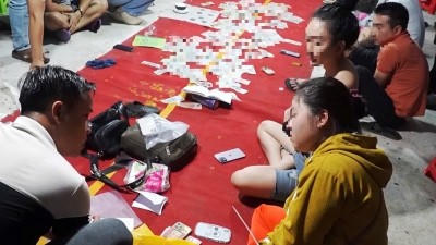 Các con bạc bị bắt quả tang.