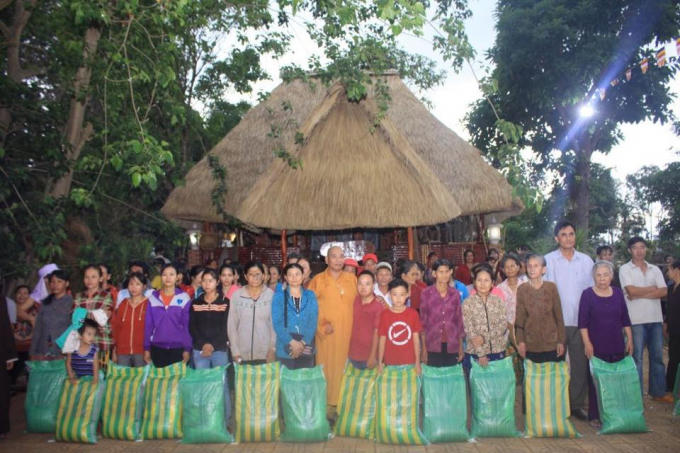 Trao tặng 300 phần quà cho bà con nghèo.