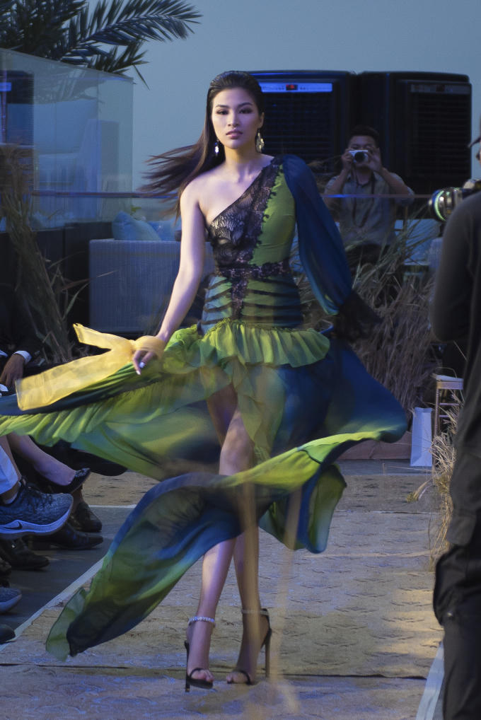 Nguyễn Thị Th&agrave;nh catwalk xuất thần trong show diễn của Vincent Đo&agrave;n