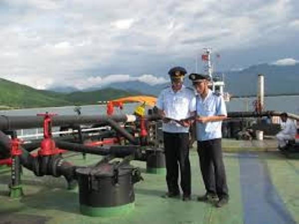 Hải quan kiểm tra một con tàu chở xăng dầu.