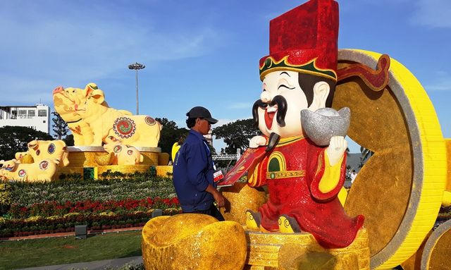 Gấp rút trang trí trước giờ khánh thành. 