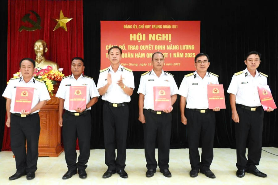 Chỉ huy Trung đoàn 551 trao quyết định nâng lương, thăng quân hàm cho quân nhân chuyên nghiệp