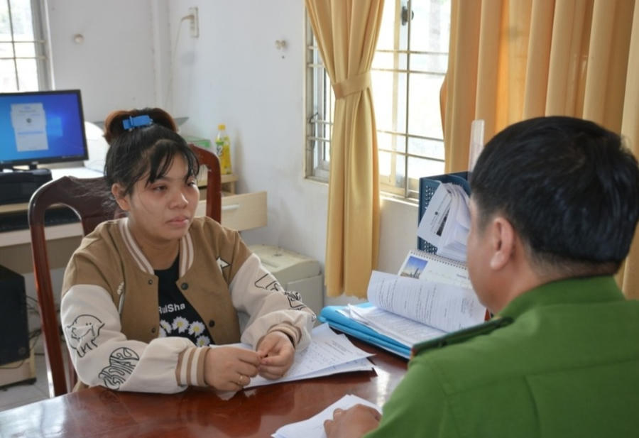 Nguyễn Thị Thùy tại cơ quan công an. Ảnh: Công an Đồng Tháp