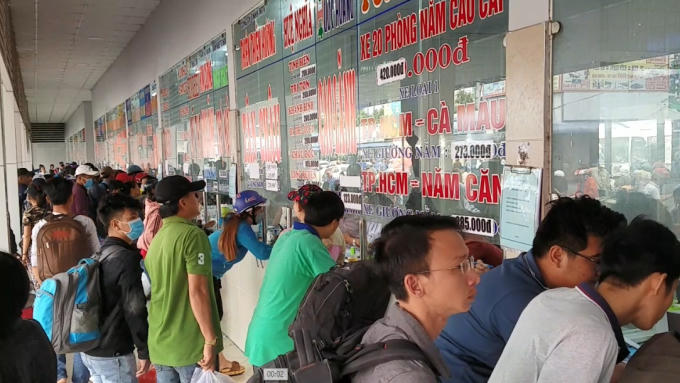 Quầy bán vé đi các tỉnh miền Tây luôn trong tình trạng chật kín người (Ảnh: Hà Bắc)