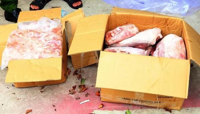 Thùng chứa thực phẩm "quá đát" không rõ nguồn gốc đang trên đường "vào bếp" bị lực lượng chức năng thu giữ.