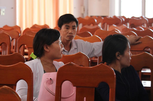 Nhiều giáo viên cho rằng, việc ký lại hợp đồng đối với 50 GV có sự không minh bạch rõ ràng.