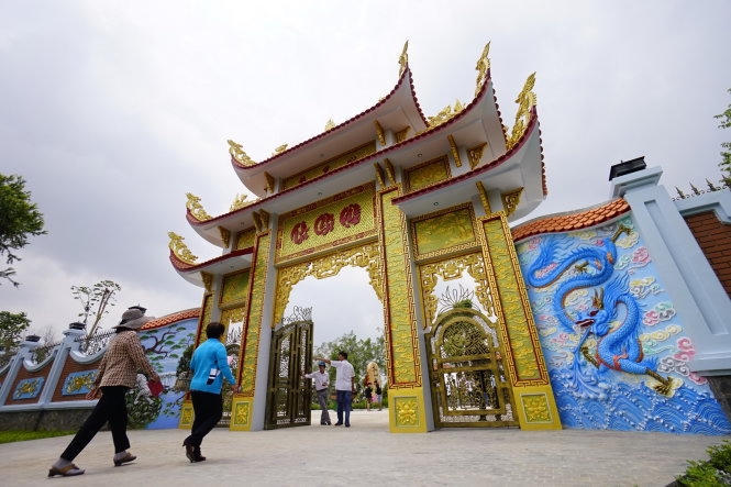 Cổng vào khu vực đền thờ tổ.