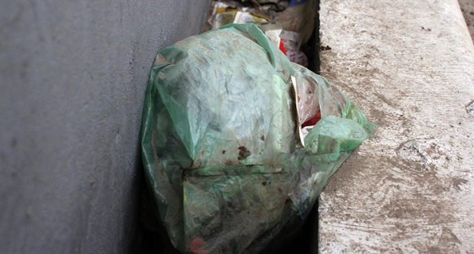 Vô tình nhà chờ xe bus thành nơi... đổ rác