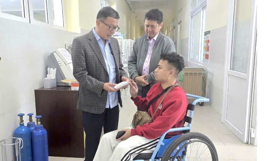 Ông Võ Ngọc Trình, Phó Chủ tịch UBND TP Đà Lạt thăm hỏi, động viên và hỗ trợ gia đình du khách. Ảnh: Báo Giao Thông