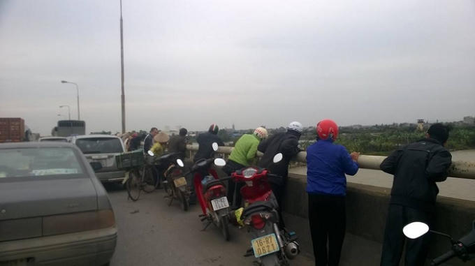 Mọi người bàng hoàng trước sự việc xảy ra.