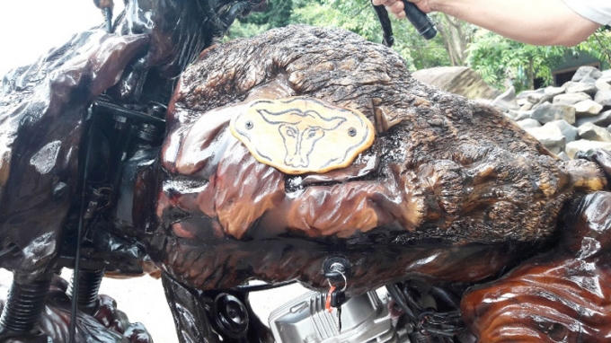 Toàn bộ thiết bị phụ tùng từ vỏ (sườn), dè, vành của chiếc xe… được ông Sơn lắp ráp bằng 4 loại gỗ chính như gõ, bằng lăng, trai, sao…