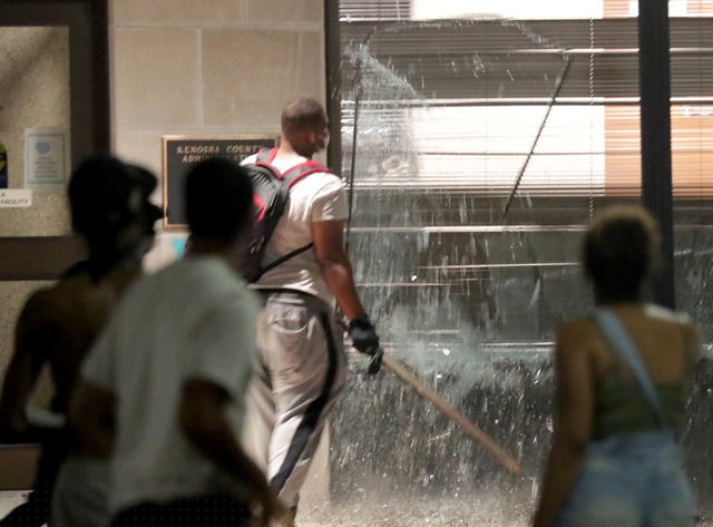 Cửa hàng bị người biểu tình đập phá ở Kenosha. (Ảnh: Reuters)