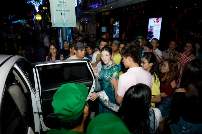 Lý Nhã Kỳ lại gây 'náo loạn' lễ khai mạc Lễ hội áo dài TP.HCM 2018