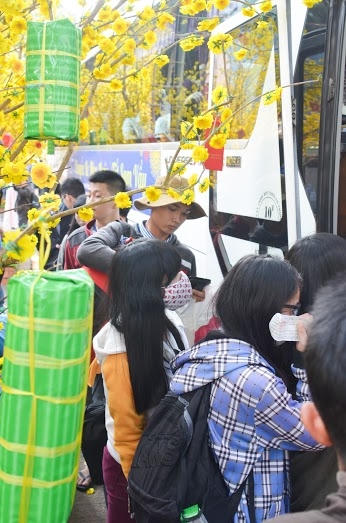 Sinh viên xếp hàng đứng đợi phút lên xe về quê ăn Tết cùng gia đình