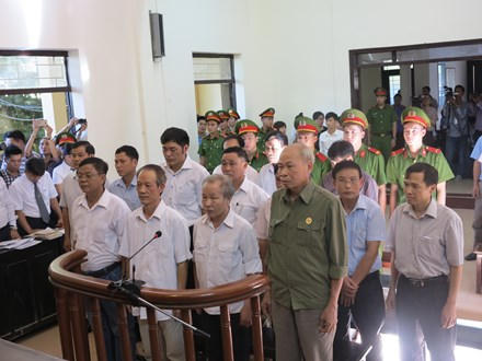 Các bị cáo tại phiên tòa. (Ảnh: báo Lao động)