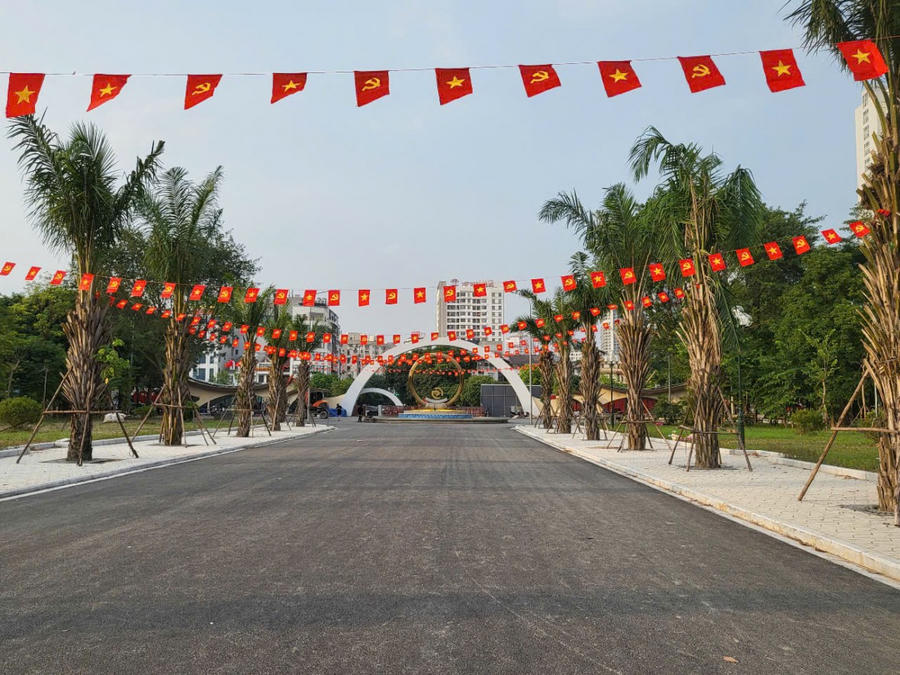 Lối đi từ cổng chính vào khu vực quảng trường