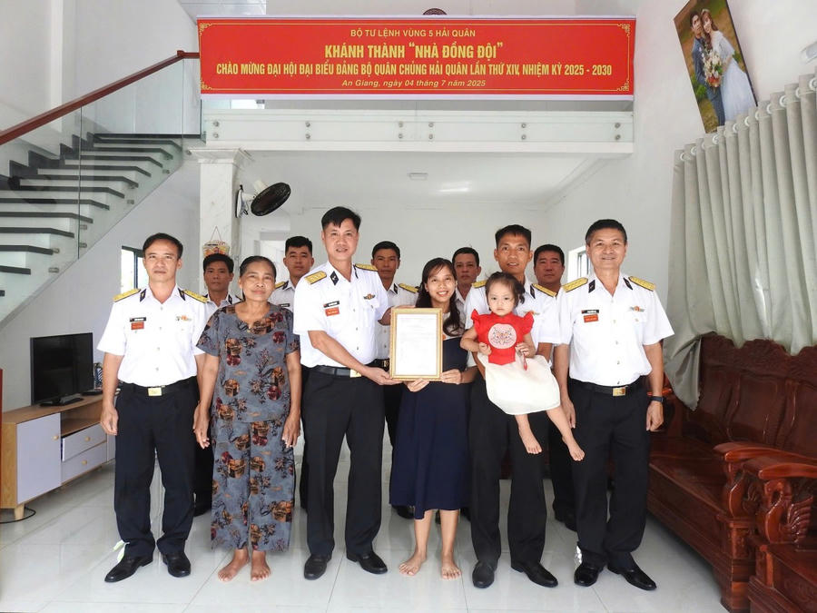 Thượng tá Mai Đăng Danh - Phó Tư lệnh, Tham mưu trưởng Vùng 5 Hải quân trao quyết định bàn giao “Nhà đồng đội” cho gia đình quân nhân có hoàn cảnh khó khăn