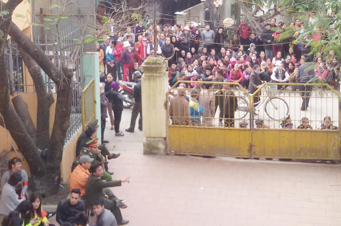 Hàng trăm người dân tụ tập trước cổng UBND xã Chàng Sơn nghe cuộc đối thoại