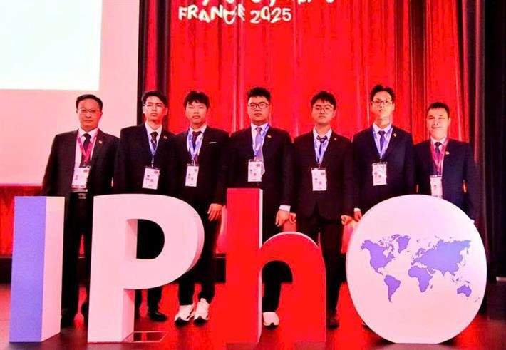 Đội tuyển quốc gia Việt Nam lọt top 10 tại Kì thi Olympic Vật lí Quốc tế 2025. (Ảnh: moet.gov.vn)