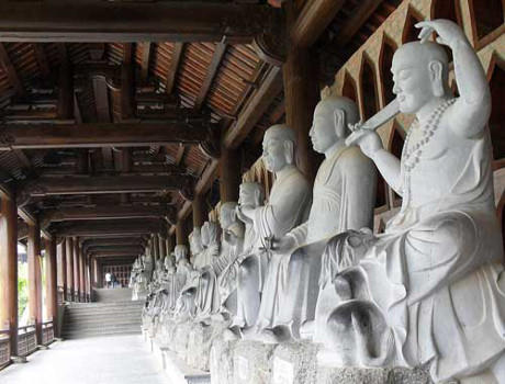 Có hàng trăm bức tượng La Hán dọc lối đi vào chùa (Ảnh: hanhtrinhtamlinh).