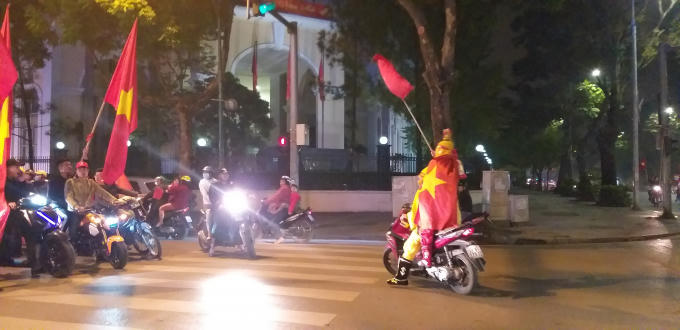 Không những sử dụng các vật dụng để ăn mừng chiến thắng, cổ động viên còn hóa trang thành nhân vật kỳ bí.