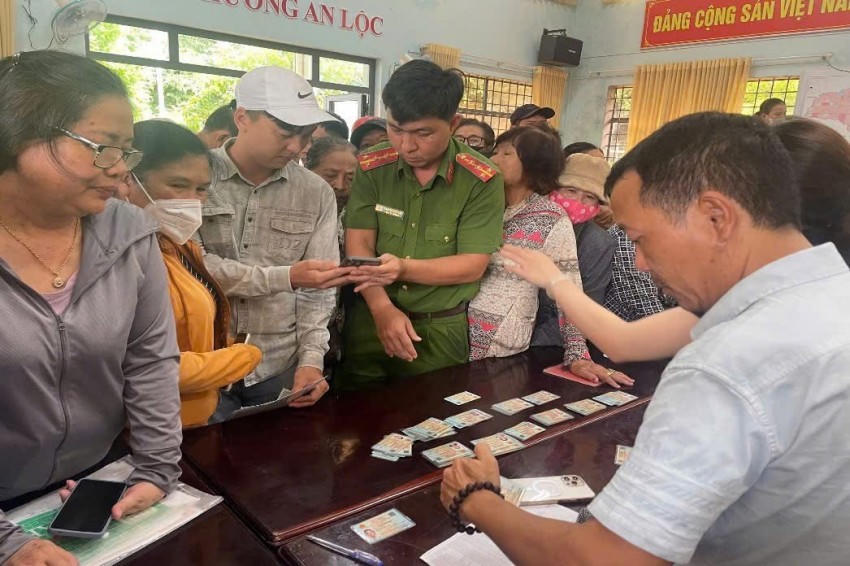 Người dân vui mừng khi được nhận quà Tết.