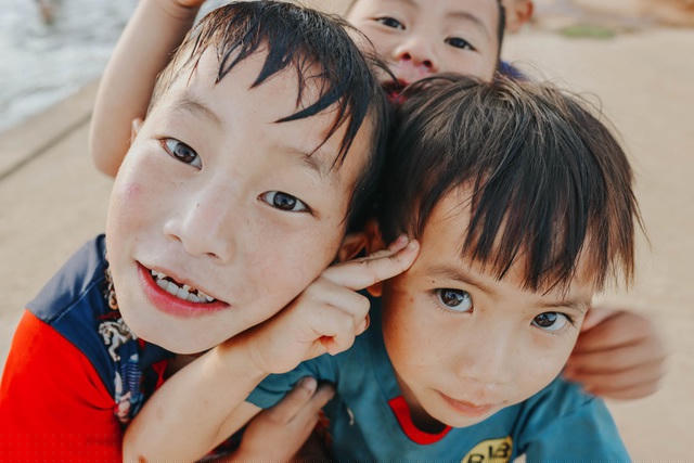 Nói về kinh nghiệm di chuyển và ăn nghỉ tại đây, Hà chia sẻ: Đa số du khách đều chọn đến Mù Cang Chải vào những ngày mùa thu từ tháng 9-10 để chiêm ngưỡng khung cảnh những ruộng lúa bậc thang đồng loạt chín vàng ươm. Tuy nhiên, nếu đến đây vào những ngày tháng 7, tháng 8 như Hà, bạn có cơ hội tận hưởng trọn vẹn cảm giác bình yên và thảnh thơi của vùng núi này. 