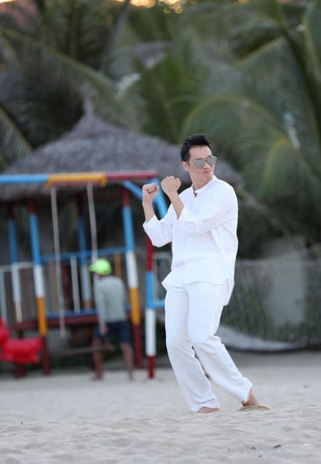 Bộ ảnh mới cho thấy một hình ảnh tươi vui của "thiếu gia Phan Hải" khi tận hưởng kỳ nghỉ dưỡng. Sau vai diễn thành công này, anh nhận được nhiều hợp đồng quảng cáo, đồng thời cũng sắm cho mình căn hộ mới.