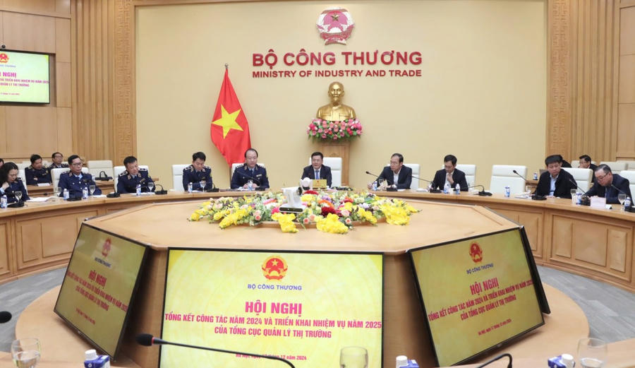 Quang cảnh Hội nghị tổng kết công tác năm 2024 và triển khai nhiệm vụ năm 2025 của Tổng cục Quản lý thị trường (Bộ Công Thương). (Ảnh: dms.gov.vn)