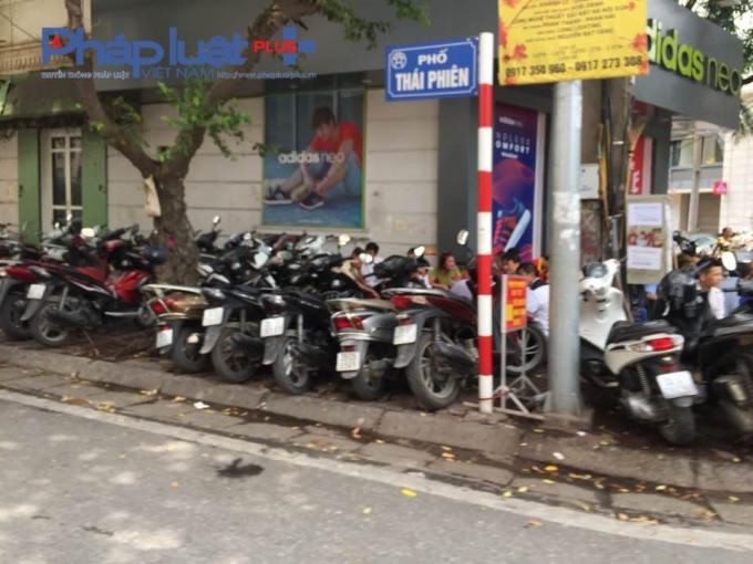 Xe máy được xếp gọn gàng ngay ngắn cạnh biển cấm!