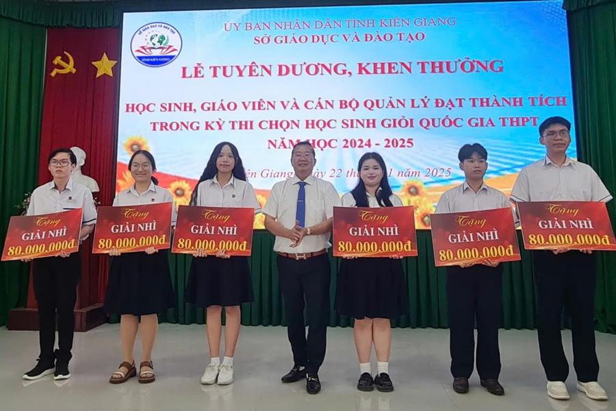 Ông Trần Quang Bảo- Giám đốc Sở giáo dục và Đào tạo tỉnh Kiên Giang trao thưởng cho các giải Nhì tại kỳ thi HSG Quốc gia