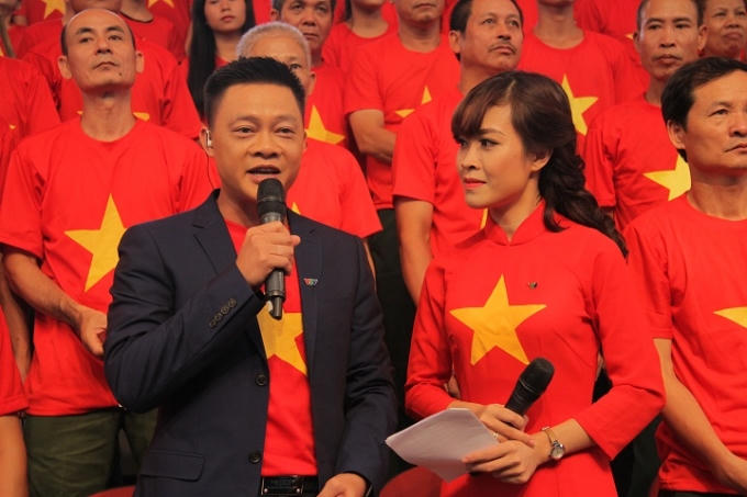 Cả hai MC v&agrave; tất cả mọi người đều xuất hiện với trang phục c&oacute; in h&igrave;nh cờ tổ quốc thể hiện t&igrave;nh y&ecirc;u qu&ecirc; hương đất nước!