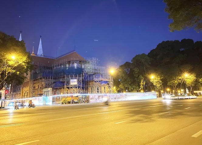 Khu vực Nhà thờ Đức Bà (Quận 1) luôn đông đúc người dân đến nhưng trong những ngày cách ly xã hội không bóng người 1