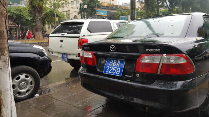 H&agrave;ng loạt xe biển xanh ngang nhi&ecirc;n đỗ chiếm l&ograve;ng lề đường,  &ldquo;bủa v&acirc;y&rdquo; cổng Bộ Y tế