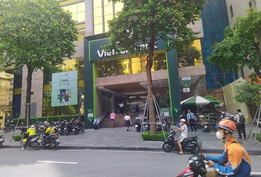 Ghi nhận tại một số chi nhánh như Vietcombank trên đường Láng Hạ sáng 18/6, không còn cảnh đông người xếp hàng như cách đây ít tuần.