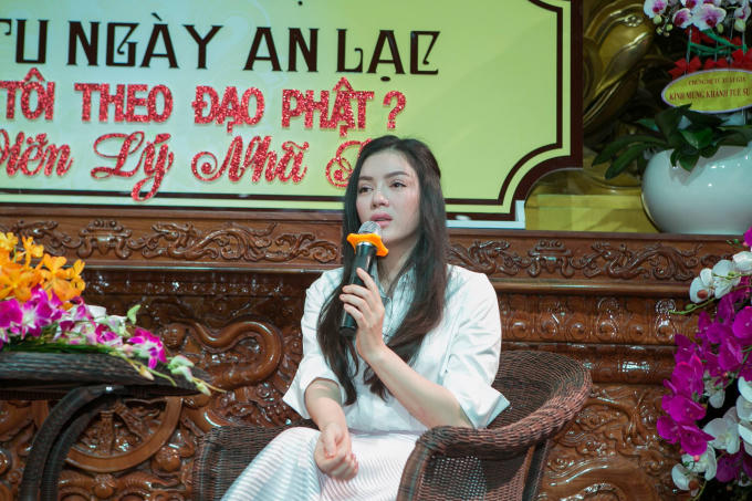 L&yacute; Nh&atilde; Kỳ rơi nước mắt n&oacute;i chuyện về cha trước h&agrave;ng trăm Phật tử