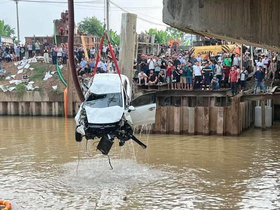 Chiếc ô tô được trục vớt.