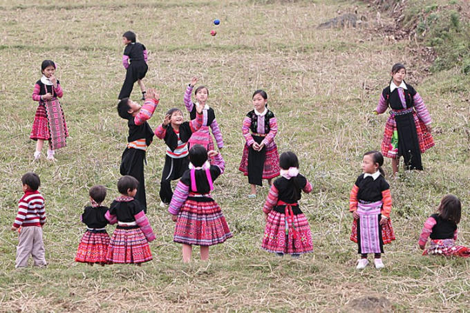 Đồng bào Mông ở bản Tân Lập cùng vui tết trên khoảng sân rộng ở đầu bản.