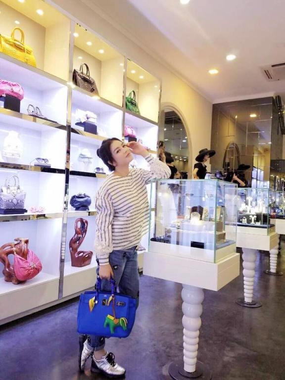 Ngỡ ngàng với vẻ đẹp giản dị, gần gũi của Lý Nhã Kỳ ngoài đời thường