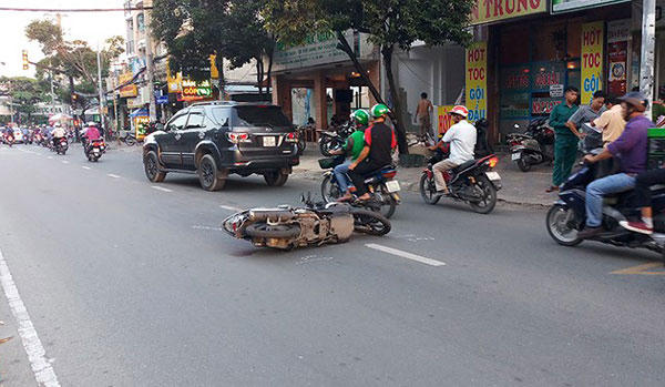 Hiện trường vụ tai nạn khiến người đàn ông tử vong trên đường đi cấp cứu. - Ảnh: Nguyễn Tiến.