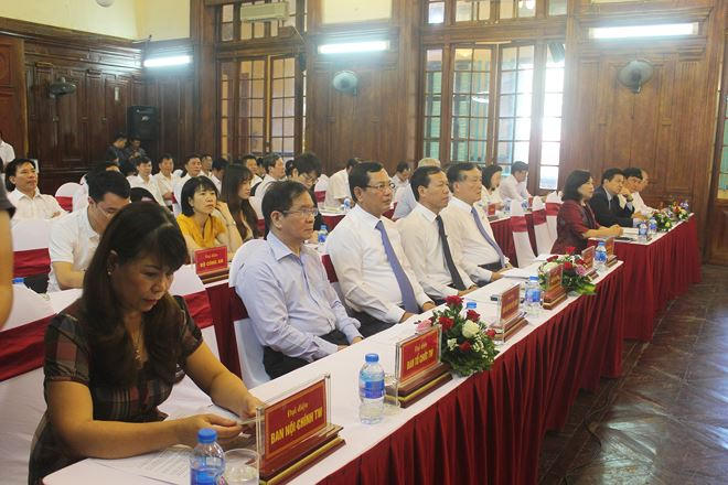 Các đại biểu tham dự buổi lễ.