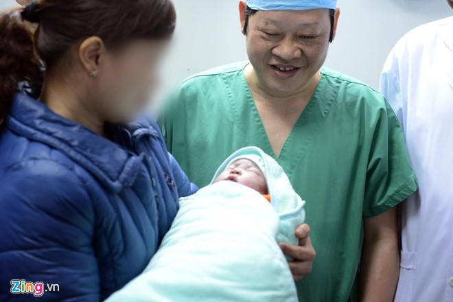 Em bé mang thai hộ đầu tiên ra đời: 7h26 ngày 22/1, bé gái nặng 3,6 kg - là trường hợp mang thai hộ đầu tiên tại Việt Nam - đã chào đời. Khi luật về mang thai hộ được thông qua vào tháng 6/2014, hai vợ chồng đã làm thủ tục đăng ký. Người mang thai hộ cho chị chính là người cô 46 tuổi. "Tôi thực sự hạnh phúc. Cháu bé rất đẹp. Chúng tôi sẽ đặt tên con gái là Đinh Quỳnh Anh", người vợ nghẹn ngào. Ảnh: Mạnh Thắng.
