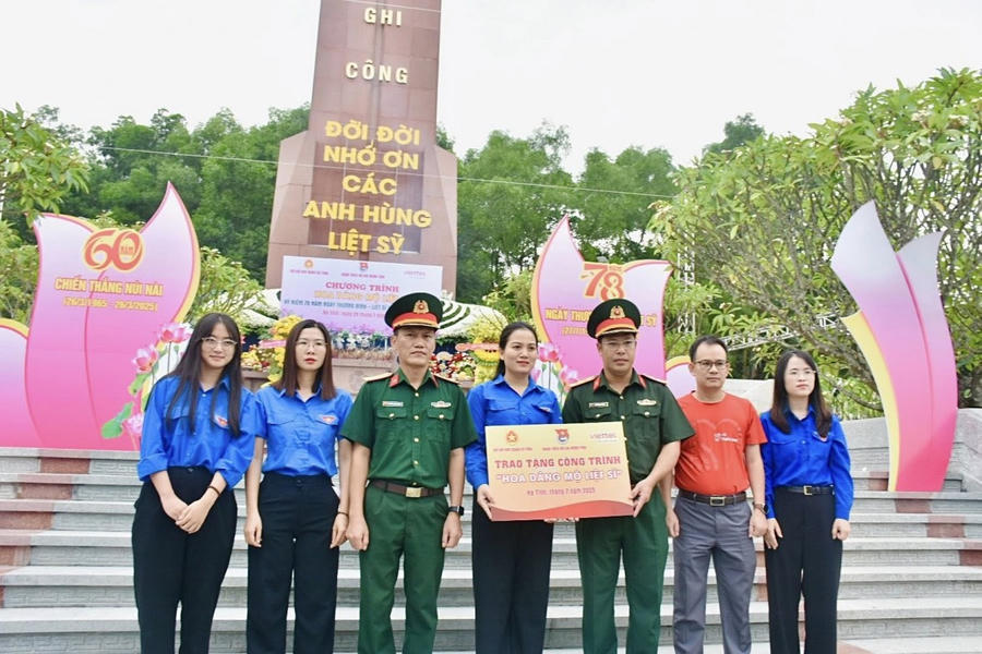 Trao biểu trưng công trình “Hoa dâng mộ liệt sỹ”.